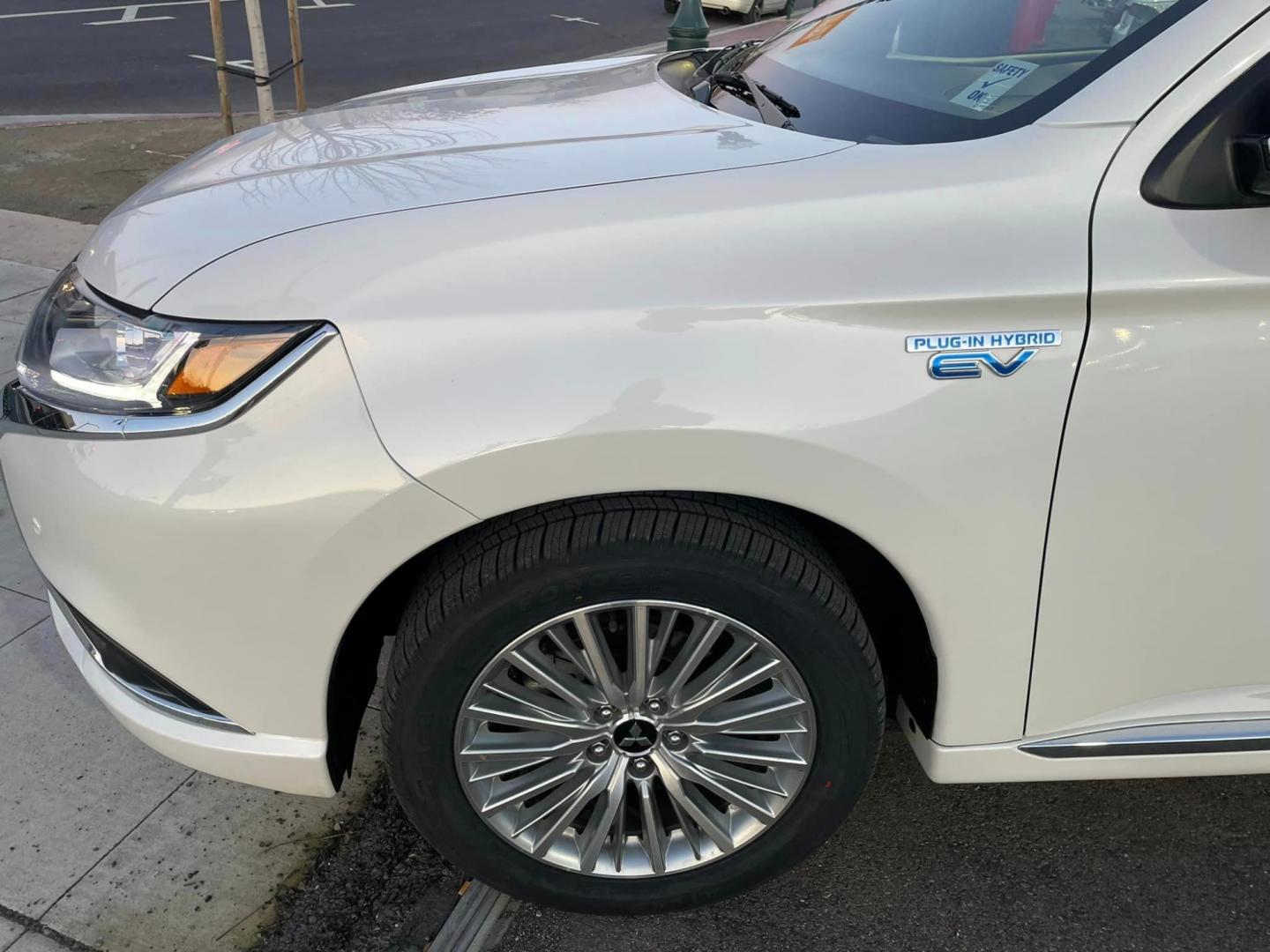 2019 WHITE /BLACK Mitsubishi Outlander PHEV (JA4J24A59KZ) , located at 744 E Miner Ave, Stockton, CA, 95202, (209) 944-5770, 37.956863, -121.282082 - PLUS TAXES AND FEES - Photo#4